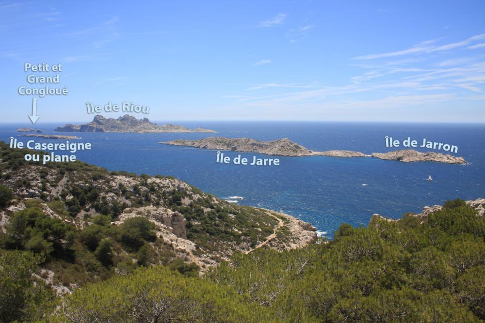 Île de Riou : le Rocher des Goudes dans le dos, vue légendée sur l'Archipel de Riou