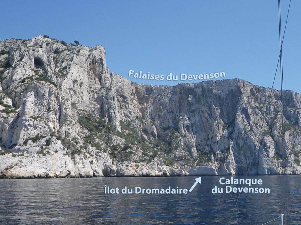 Calanque du Devenson : les Falaises du Devenson, l'Îlot du Dromadaire, la Calanque du Devenson vus de mer, la Baume de l'Anse de la Baume bien visible en haut à gauche