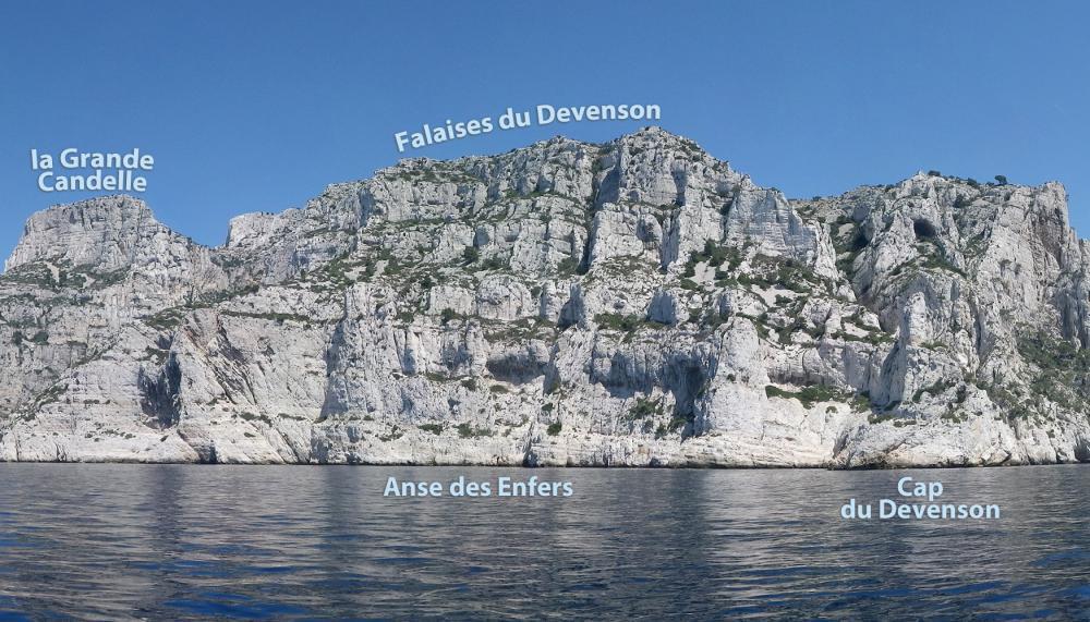Cap du Devenson : la Grande Candelle, les Falaises du Devenson, l'Anse des Enfers, le Cap du Devenson vus de mer, la Baume de l'Anse de la Baume bien visible en haut à droite