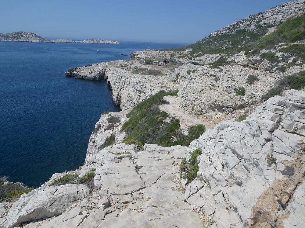 Calanque de Marseilleveyre : le sentier en corniche sur la mer