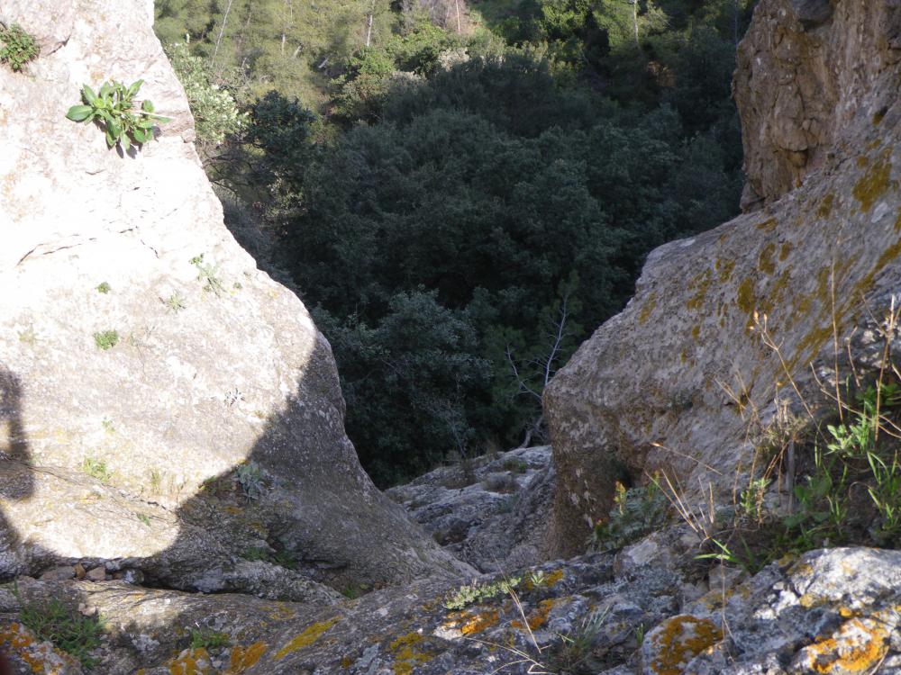 Grotte Rolland : vue du précipice devant la Grotte Rolland