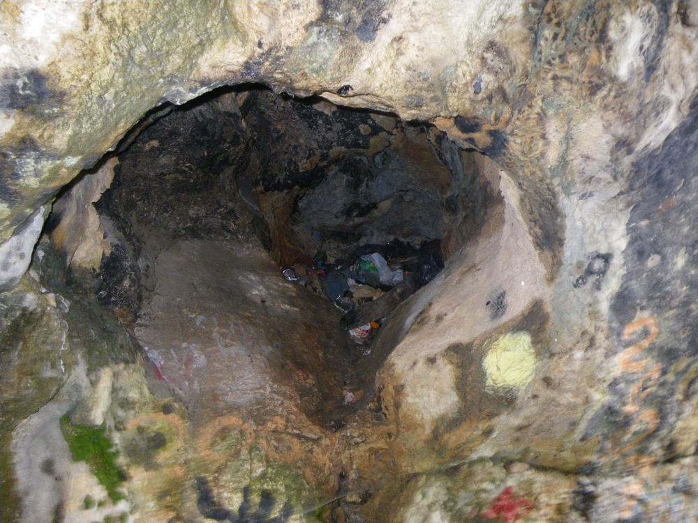 Grotte Rolland : des déchets entassés dans l'une des cavités de la Grotte Rolland