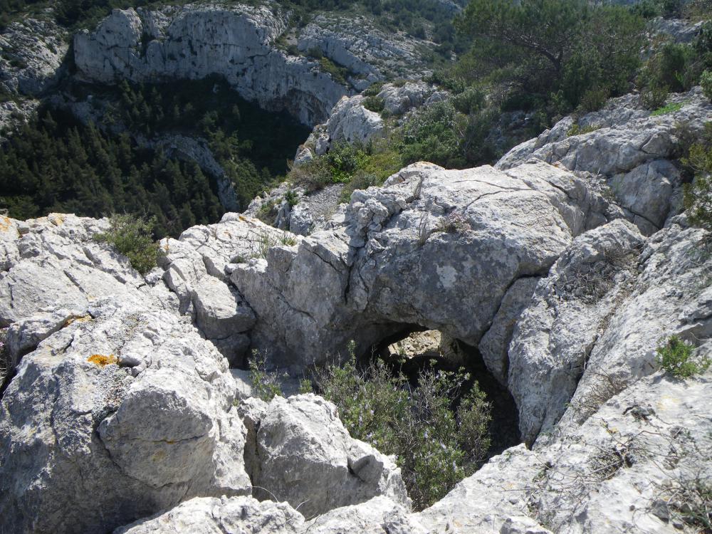 Falaise de la Grotte Rolland : vue transversale de la Falaise de la Grotte Rolland et de l'une de ses nombreuses cavités