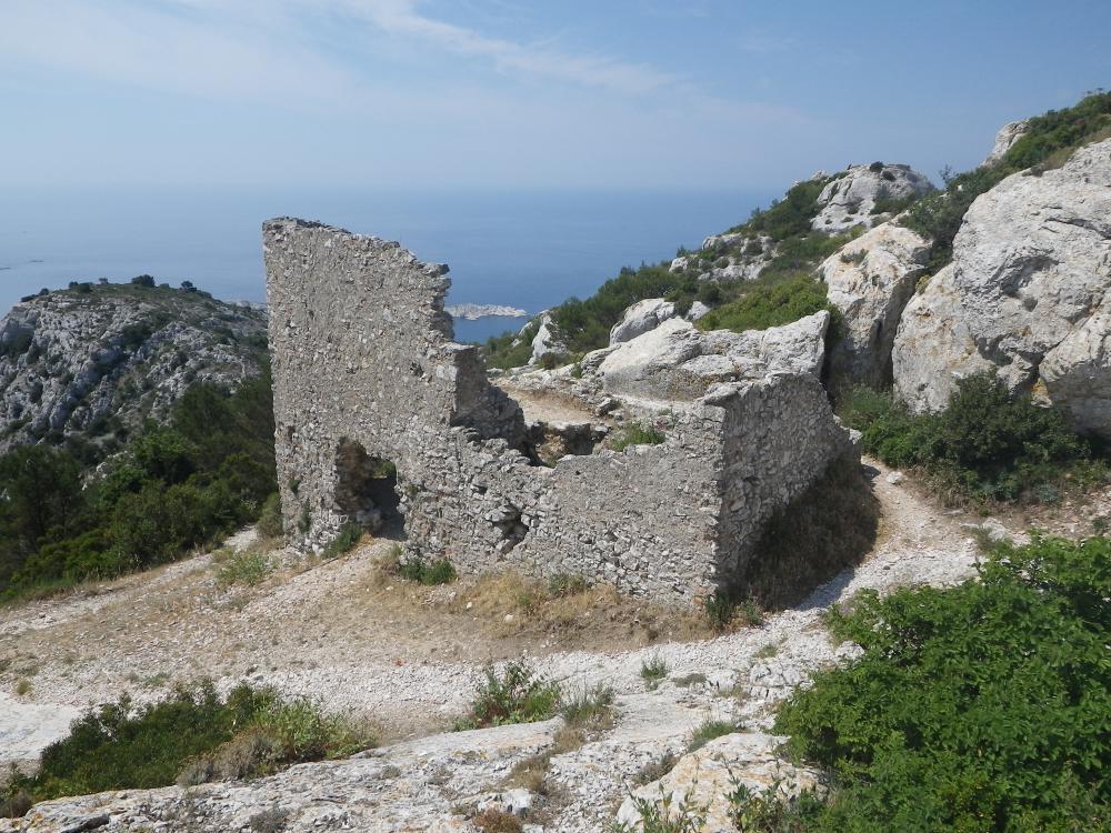 Sommet de Marseilleveyre : les ruines de l'ancienne vigie de Marseilleveyre