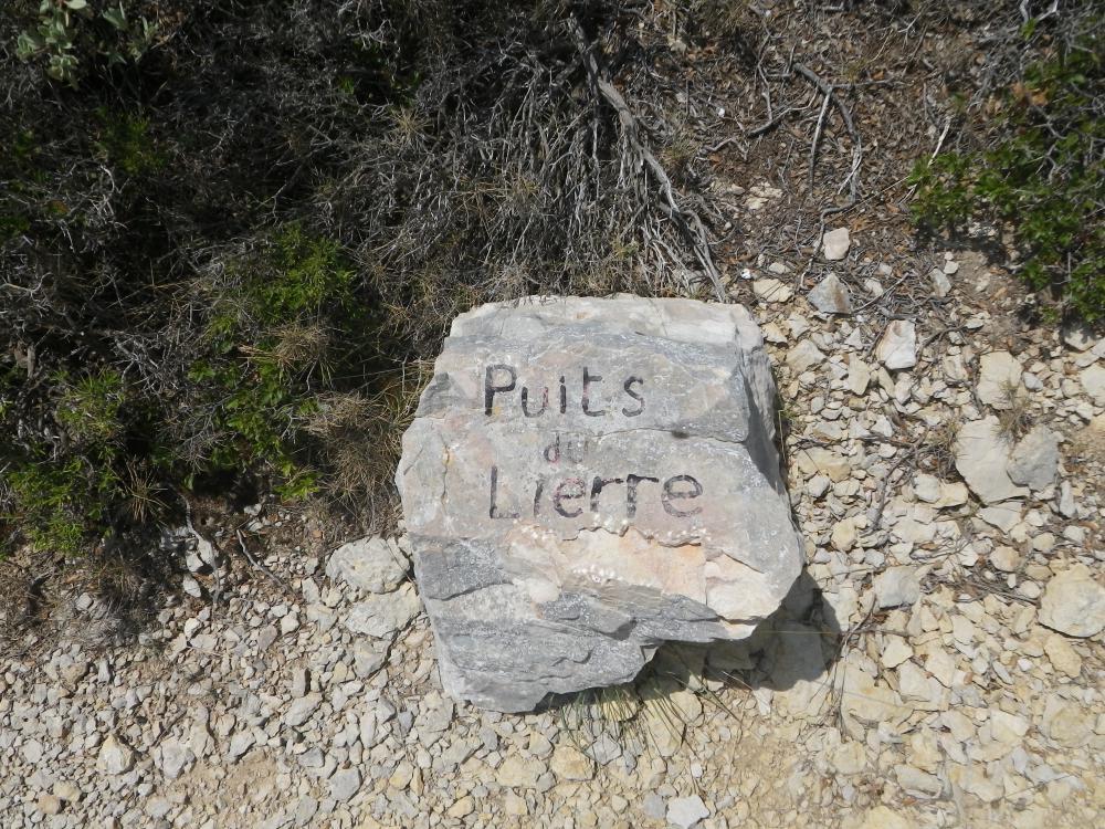 Puits du Lierre : repère pour trouver la bretelle du Puits du Lierre lorsque l'on vient de l'Ouest : une pierre marquée