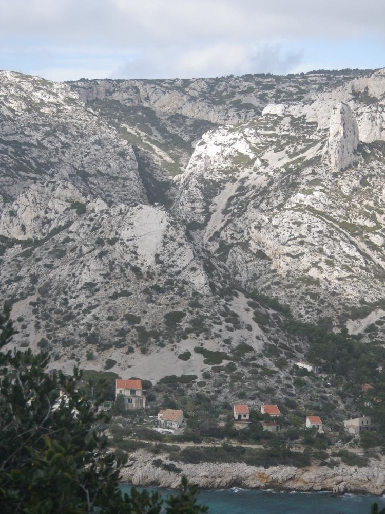 Aiguille de Sormiou : le Vallon des Escourtines descend en diagonale, dominé par l'Aiguille de Sormiou à droite