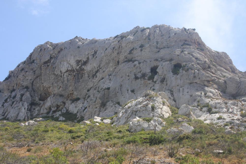 Grotte Dechaux : à droite, la Grotte Dechaux et ses entrées jumelles