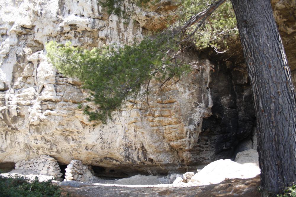 Calanque de l'Escu : les falaises de la Calanque de l'Escu proposent de beaux abris sous roche